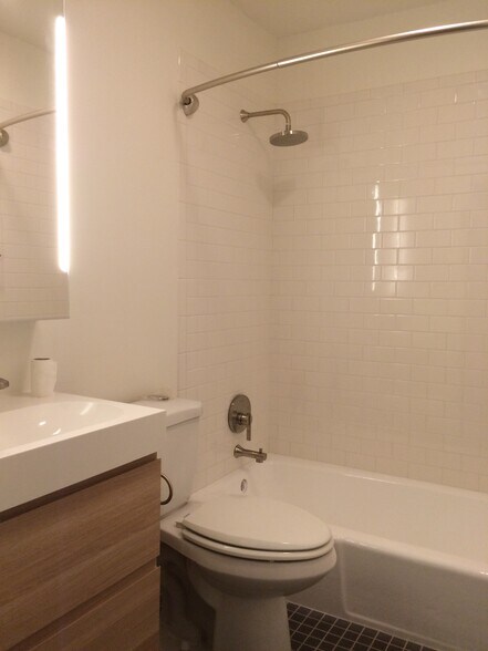 New Tile and bathtub - 3829 Glenfeliz Boulevard
