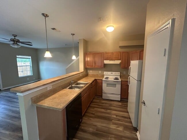 Building Photo - 7811 Kingsbury Wood