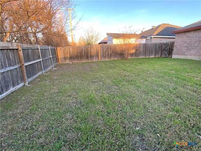 Building Photo - 4716 Stonehaven Dr