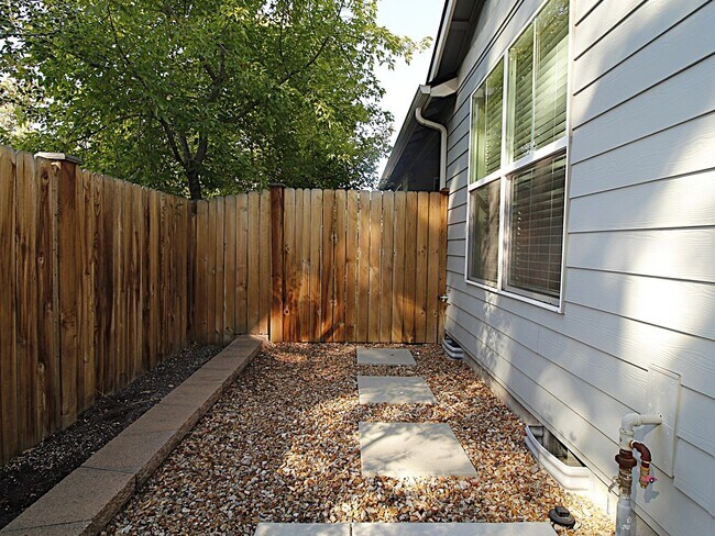 Building Photo - Modern 3x2.5 End Unit Townhome Retreat in NE Bend