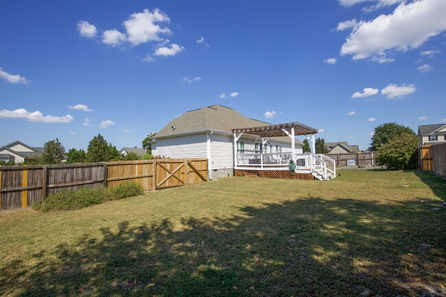 Building Photo - Charming 3 BR/2BA Ranch with fully fenced ...