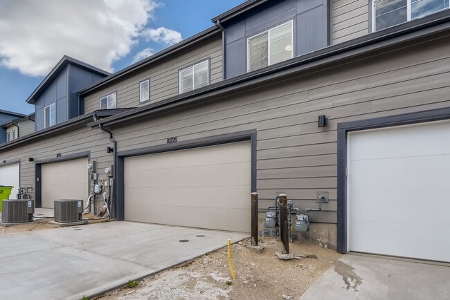 Building Photo - Beautiful 2-story modern townhome available for rent in booming Interquest & Voyager area