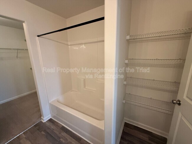 Building Photo - 3904 Vershire Ave