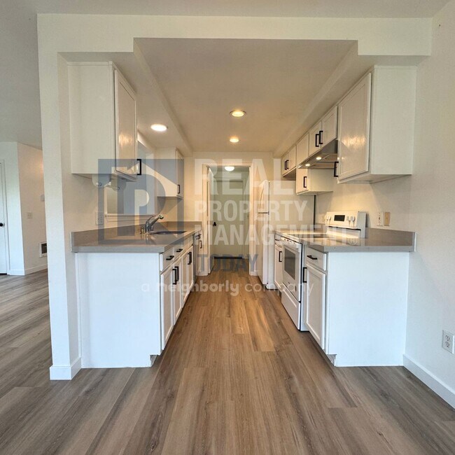 Building Photo - Yang - 334/336 (Olympic Group)