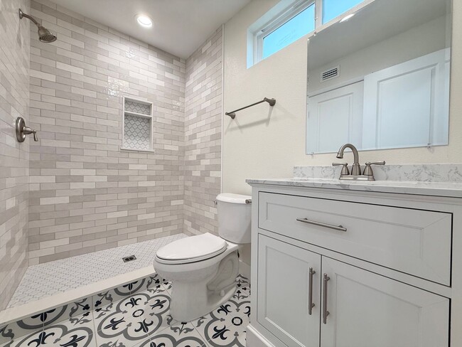 Building Photo - Spacious 5-Bedroom, 2-Bath Retreat in Quie...