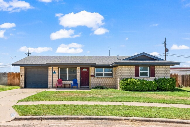 Primary Photo - Charming 3/2/1 with Large Backyard