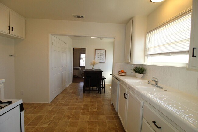 Building Photo - Charming Midtown Ventura Home- 3 Bedroom + 1.75 Bath