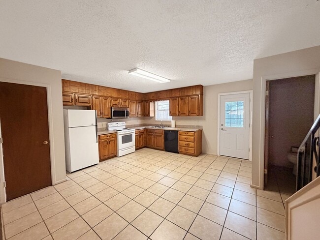 Building Photo - 419 W Kiowa Ave