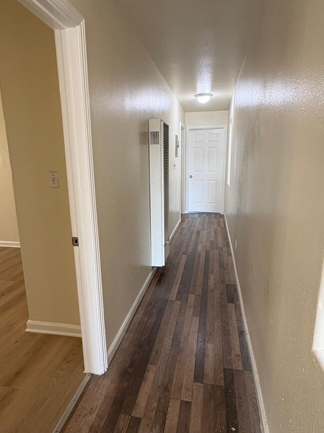 Building Photo - 3 Bed/2 **You pay $3,300 the 1st year!
