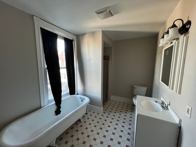 Building Photo - Available Now! 4BR in Bethlehem, PA