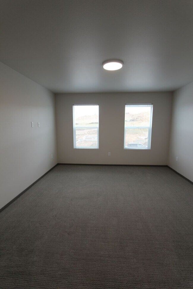 Building Photo - Modern design 3-bed, 2.5 bath duplex avail...