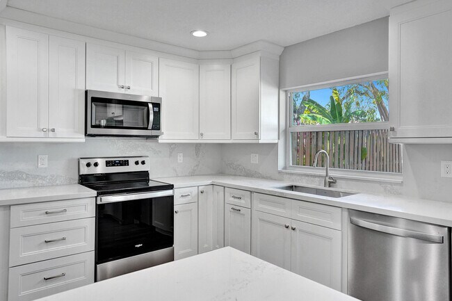 Building Photo - 9821 NW 5th Pl