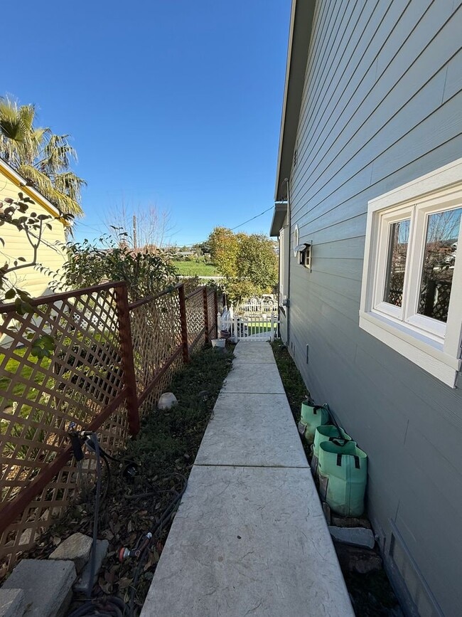 Building Photo - Well-Maintained Cozy 2BD/2BA Home in Angels Camp, CA! Extra Upper Room and Basement!