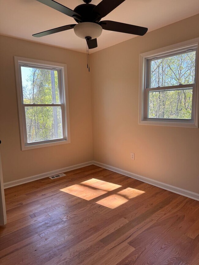 Building Photo - 3 Bedroom || 1 Bathroom - Single Family Home