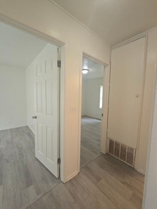 Building Photo - 3 Bed 1 Bath Home in Shawnee!