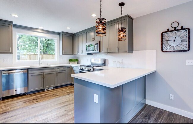 Building Photo - Charming 3-Bedroom Home with Spacious Yard...