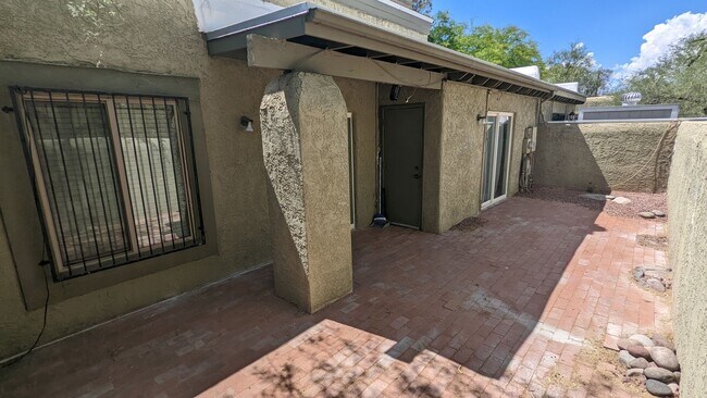 Building Photo - Beautiful Townhouse - 3 bed & 2 bath in Gr...