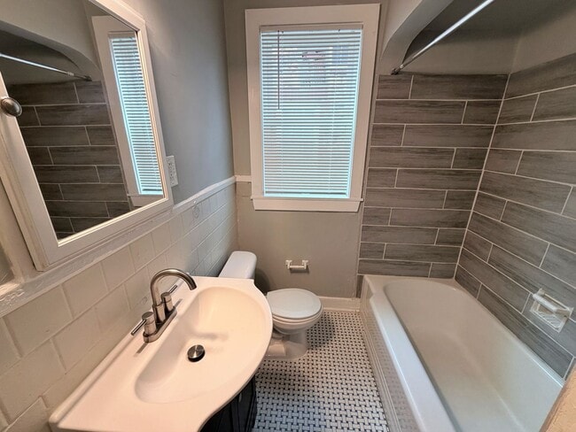 Building Photo - Cozy 3 Bedroom Home Ready for Move In!!