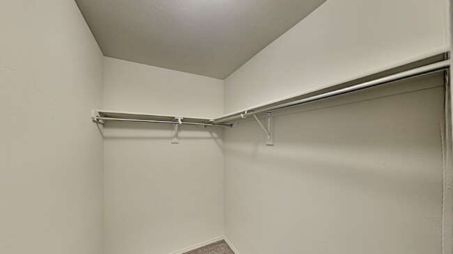 Building Photo - Very Nice 3 Bedroom 2 Bath Home in Yukon S...