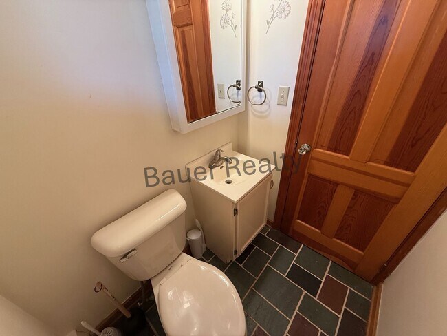 Building Photo - Four Bedroom, New London Schools