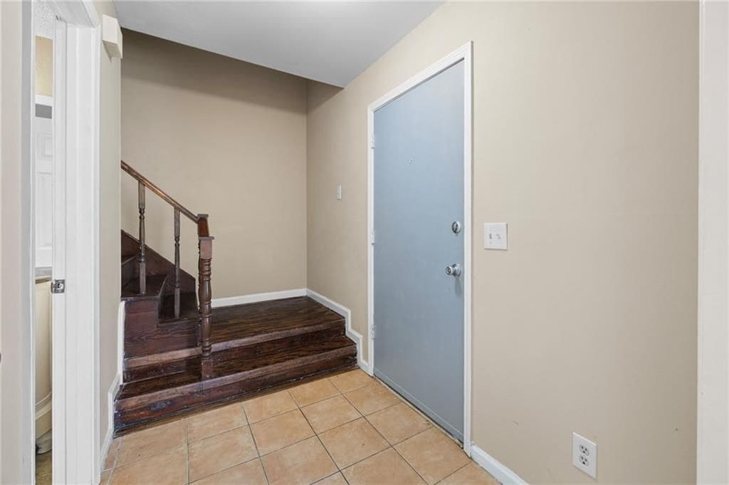 Building Photo - 2898 Lakemont Dr SW
