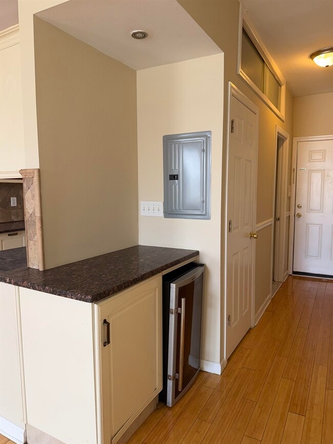 Building Photo - 998 Broadway