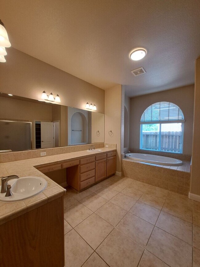 Building Photo - Move-in Special: Half Off the 1st Month's Rent – Charming 4 Bedroom House To Call Home!