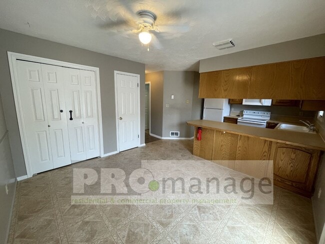 Building Photo - 3 Bed / 2.5 Bath Town Home w/ 2 Car Garage...