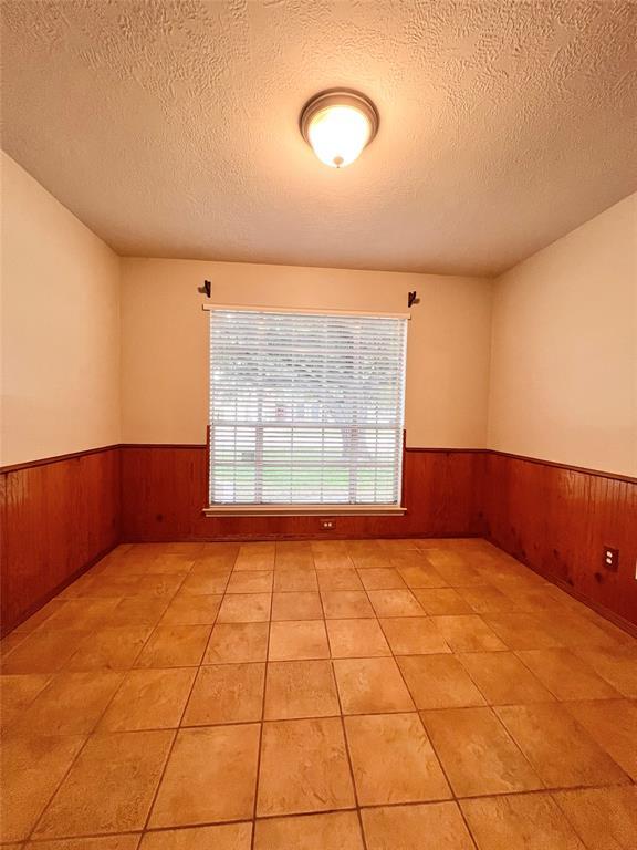 Building Photo - 1405 Manor Dr