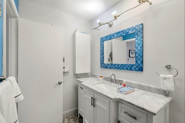 Building Photo - 7 Greenbriar Dr