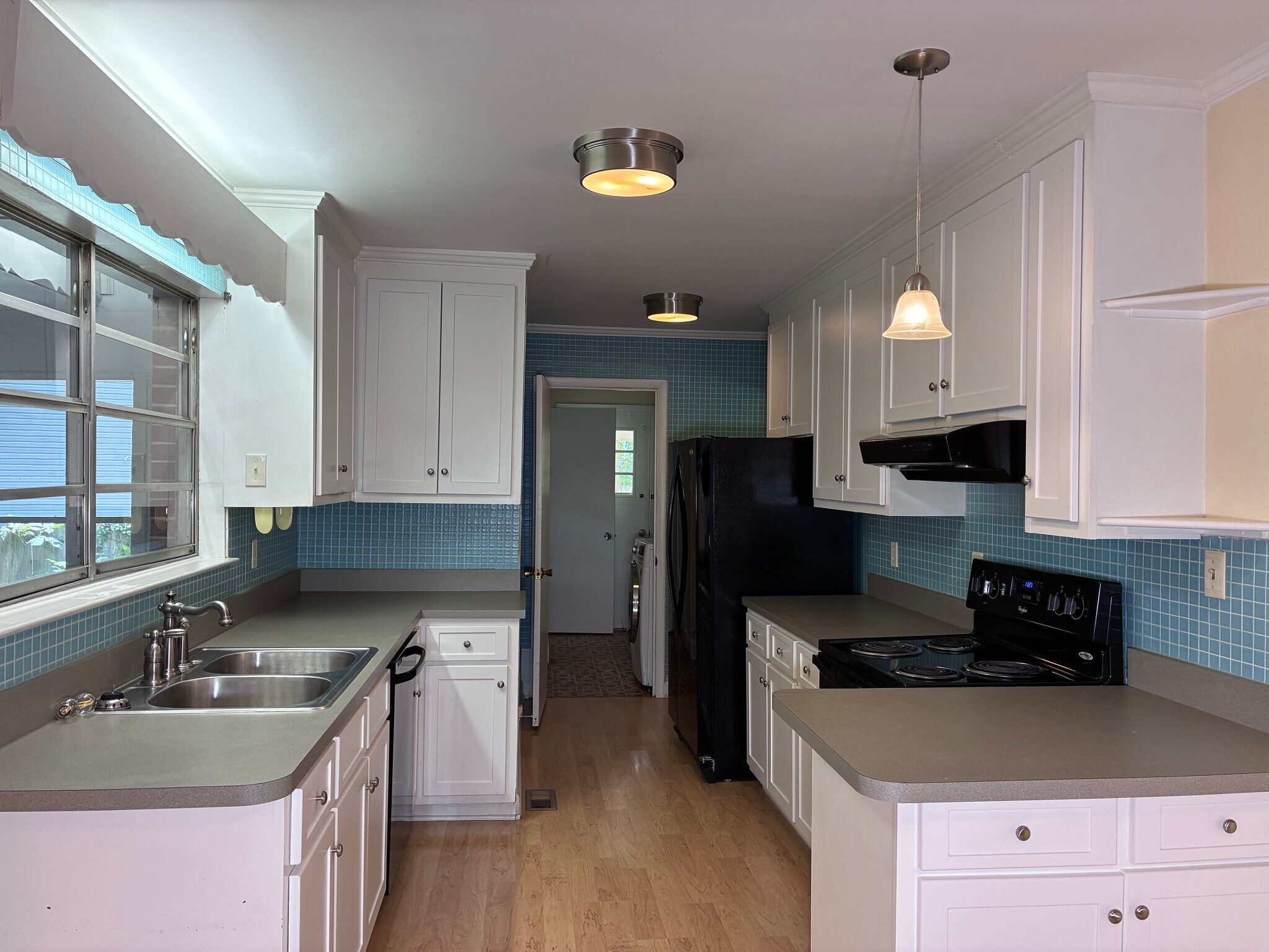 Building Photo - 3649 Pineview Cir