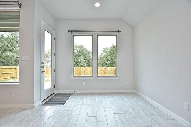 Building Photo - 909 Del Raphael Dr