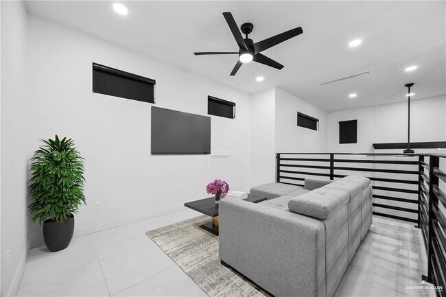 Building Photo - 1615 Lago Delton
