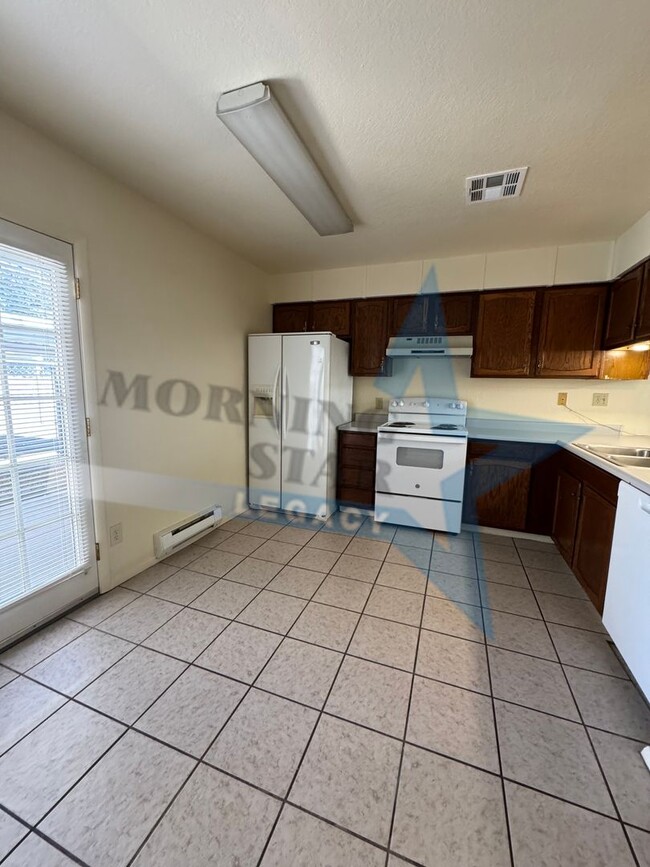 Building Photo - 2 Bed W/ an Enclosed Yard!