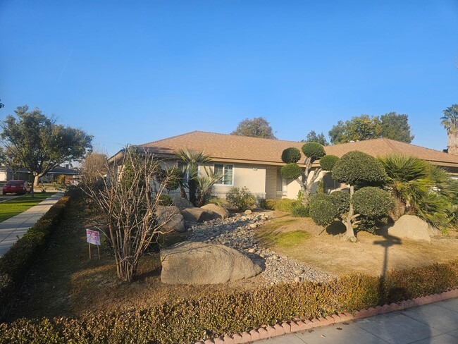 Building Photo - Great home in Fresno, Gorgeous Landscaping!