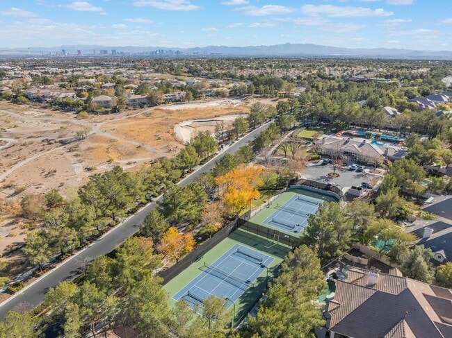 Building Photo - Queensridge Beauty - 5 bedroom on a 1/4+ acre lot