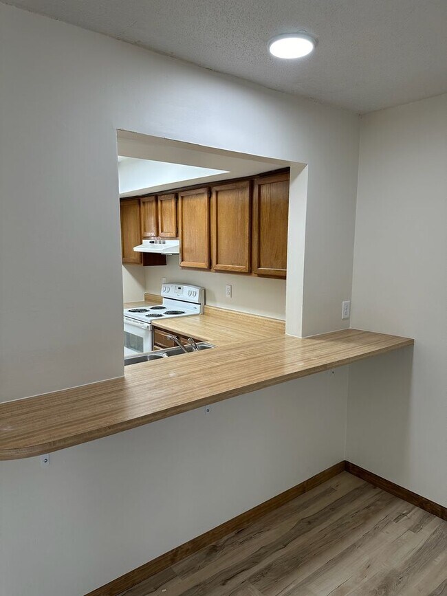 Building Photo - 3 bedroom, 3.5 bathroom, remodeled Southside townhome