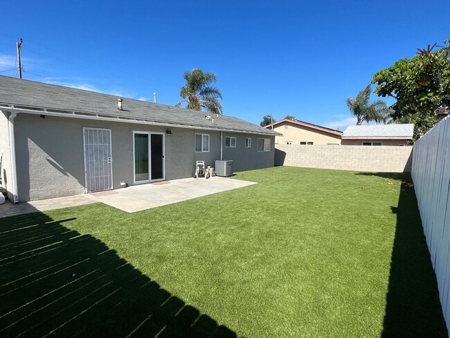 Building Photo - 3 Bedroom Home in Paradise Hills