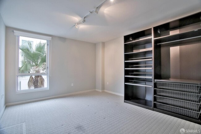 Building Photo - 555 4th St