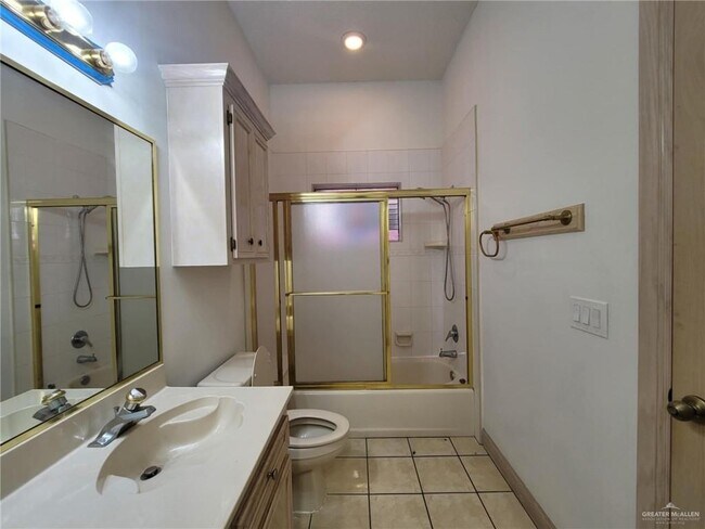 Building Photo - 417 E Bluebird Ave