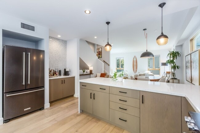 Building Photo - Stunning home in Studio City!