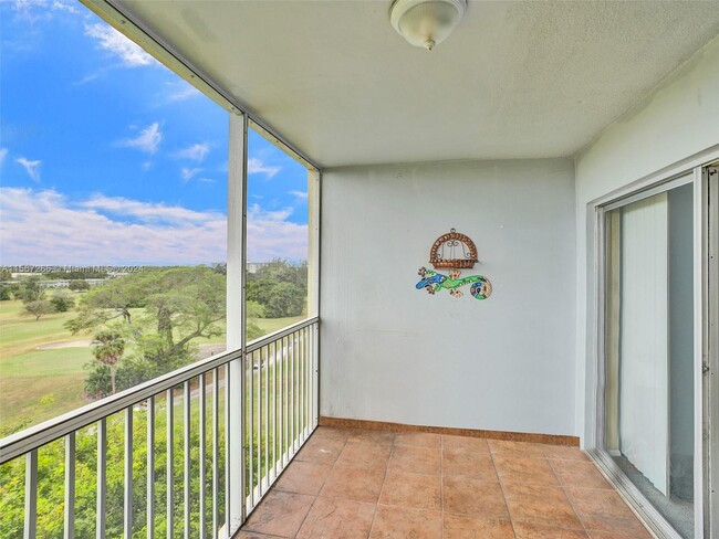 Building Photo - 3050 N Palm Aire Dr