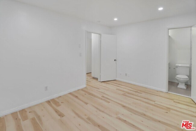 Building Photo - 1222 N Olive Dr