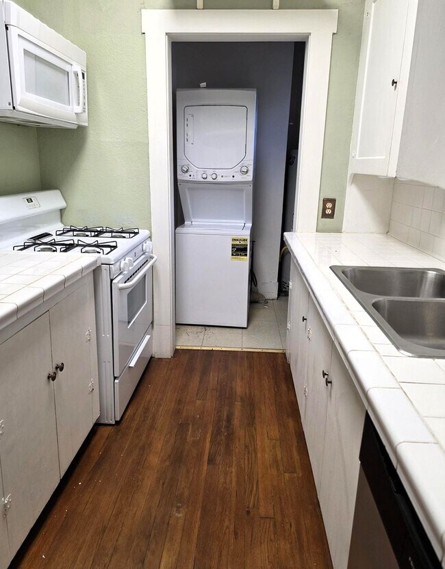 Building Photo - Adorable Duplex Unit Near the Arts District!
