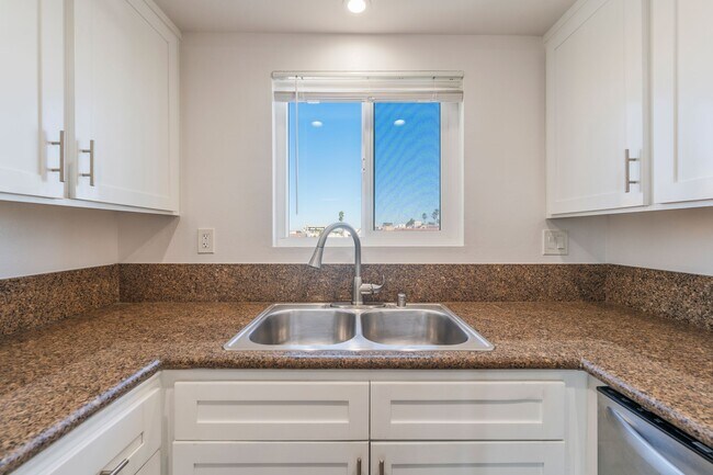 Building Photo - 730 Esplanade