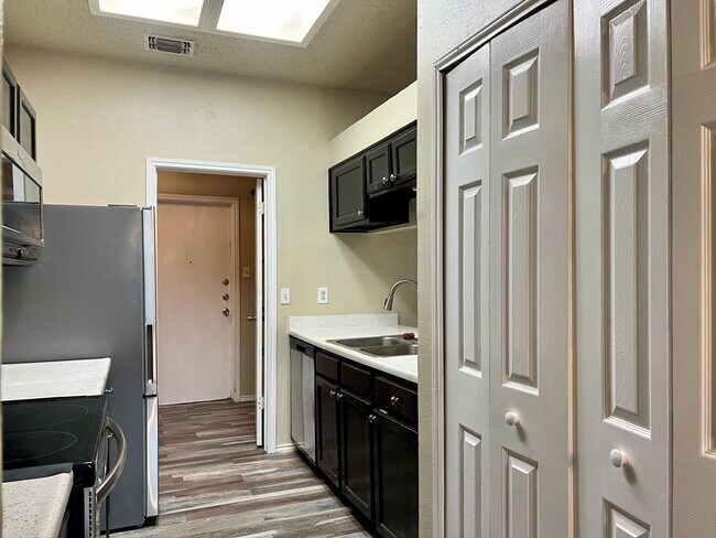 Building Photo - 207 Canoga Park Dr