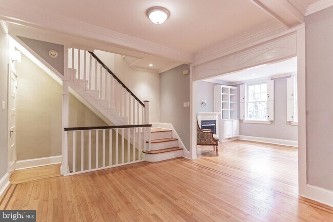 Building Photo - 323 Cypress St