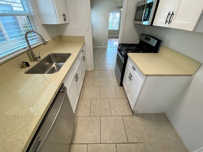 Interior Photo - 5225 De Longpre Ave