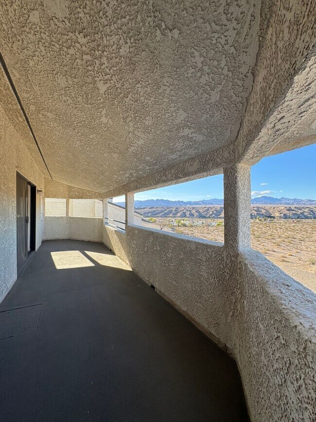 Building Photo - Stunning Remodeled 3-Bed Condo with River ...