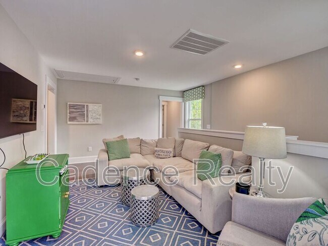 Building Photo - 7120 Maple Leaf Dr